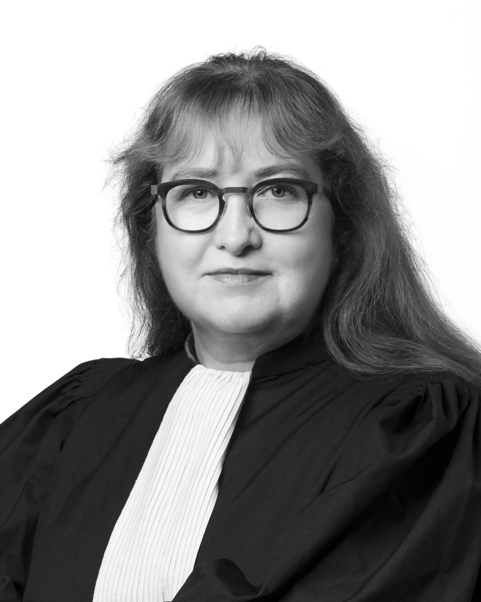 Maître Nolwenn Cosquer Héraud, avocate au Barreau de Paris, en robe d'avocat